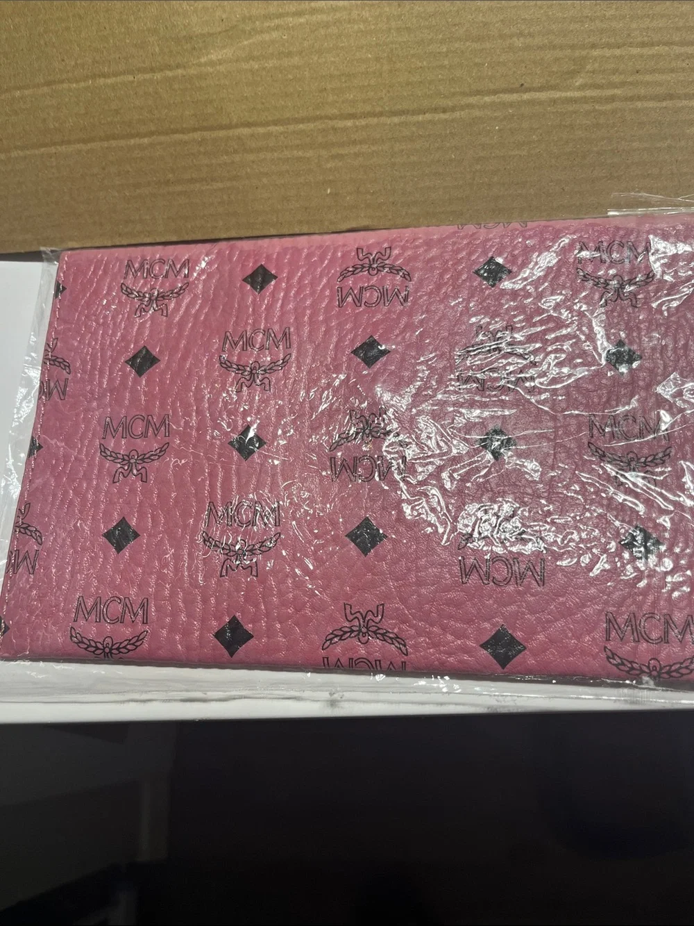 New MCM Beautiful Pink Logo Envelope Pouch with Gold Snap - Picture 3 of 3